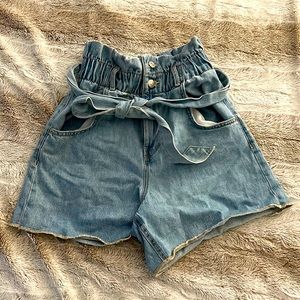 ZARA jean shorts with an attachable Jean belt